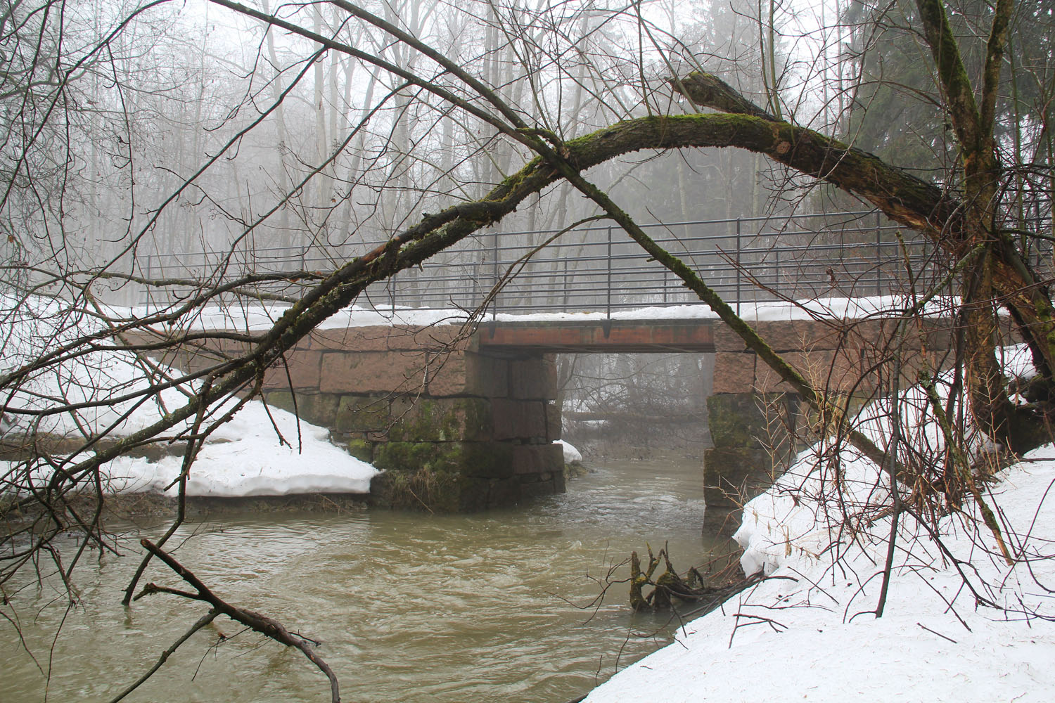 Ragna Hansens bro i Alnaparken, by Chell Hill via Wikimedia Commons